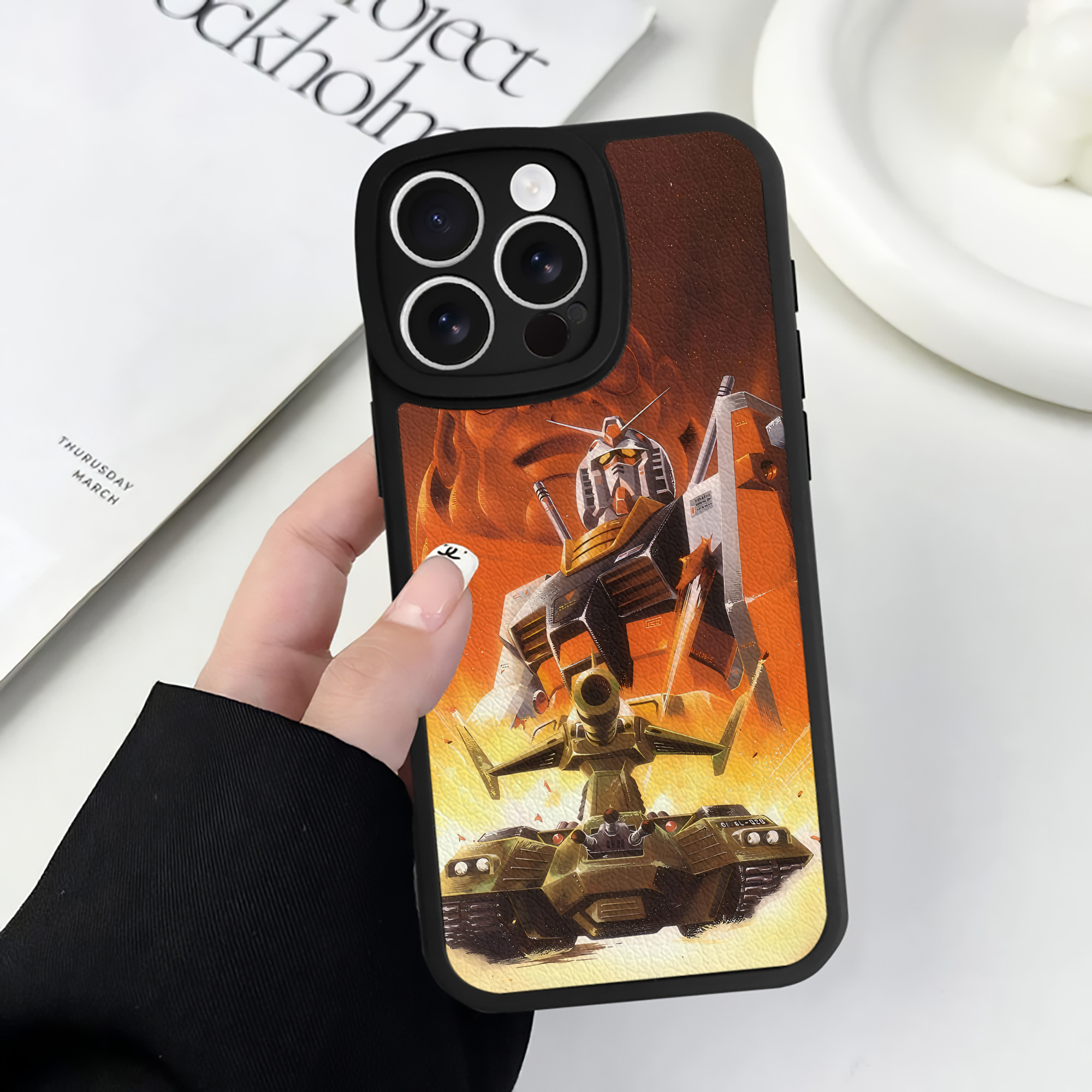 （画像用） 機動戦士ガンダム Mobile Suit Gundam 【iPhone 16シリーズ対応】シリコンスマホケース（レザー調） 材質：シリコン